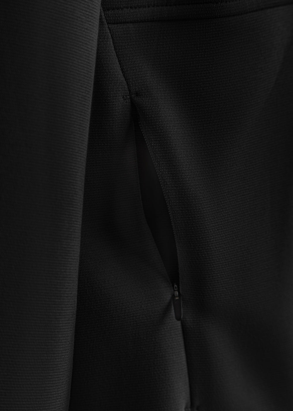 Áo Khoác Hoodie Mịn Mát Ít Nhăn The Minimalist 024 Đen