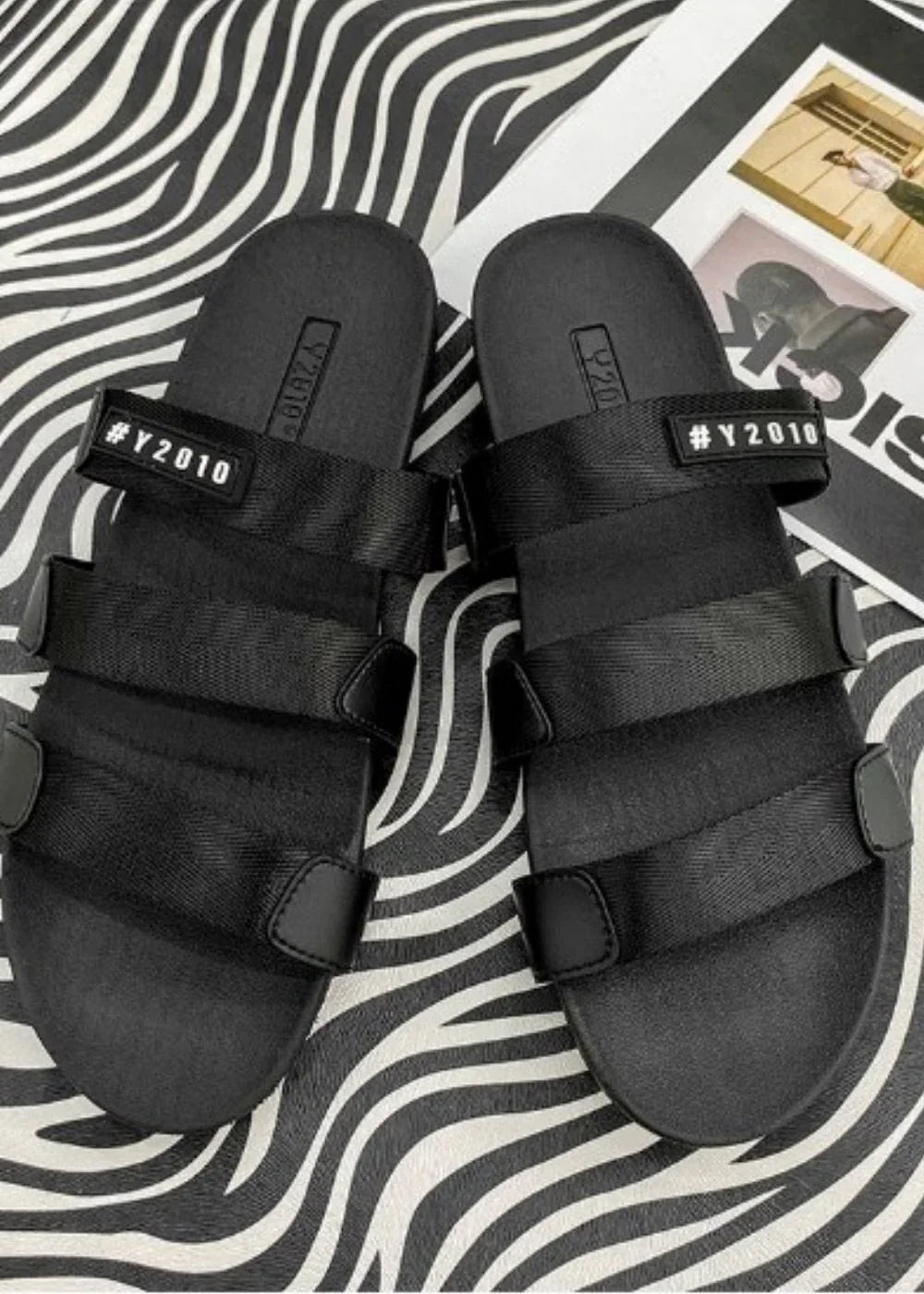 Dép Đế Thấp Multi-strap Slides #Y2010 D2 Đen - YaMe.vn