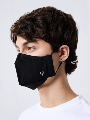 Khẩu trang vải kháng khuẩn vs. Khẩu trang y tế.