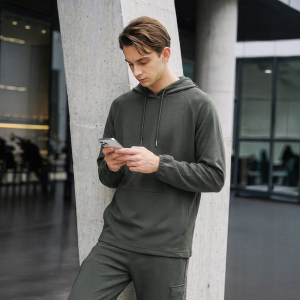 Mặc Hoodie Sao Cho Gọn? Bí Quyết Chọn Áo Hoodie Nam Đứng Form, Không Lo Xuề Xòa