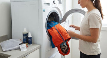 Giặt Áo Khoác Gió Có Lớp Màng Chống Thấm: Lưu Ý Quan Trọng