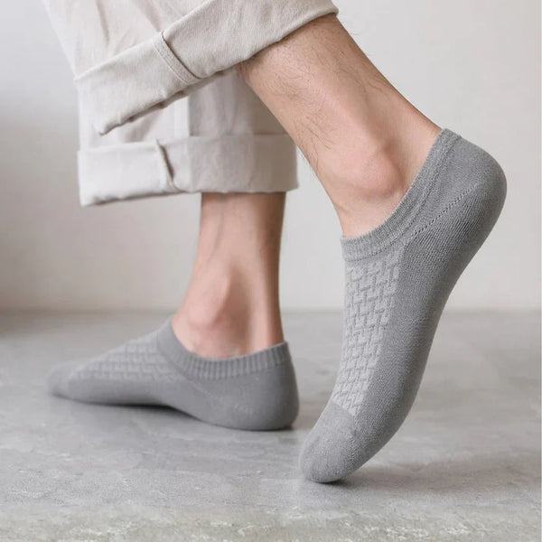 Mặc quần short xắn gấu mà lòi khúc vớ ra nhìn phèn, phải xài vớ lười khoét thấp dưới mắc cá.
