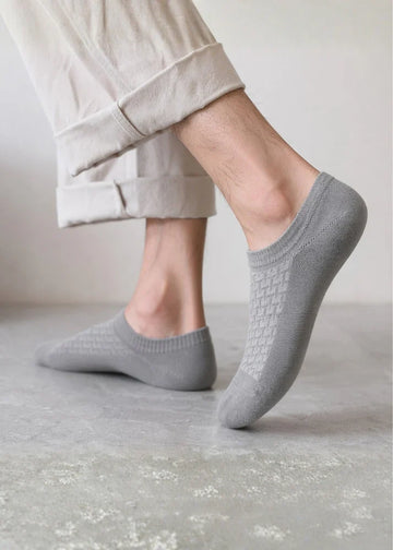 Mặc quần short xắn gấu mà lòi khúc vớ ra nhìn phèn, phải xài vớ lười khoét thấp dưới mắc cá.