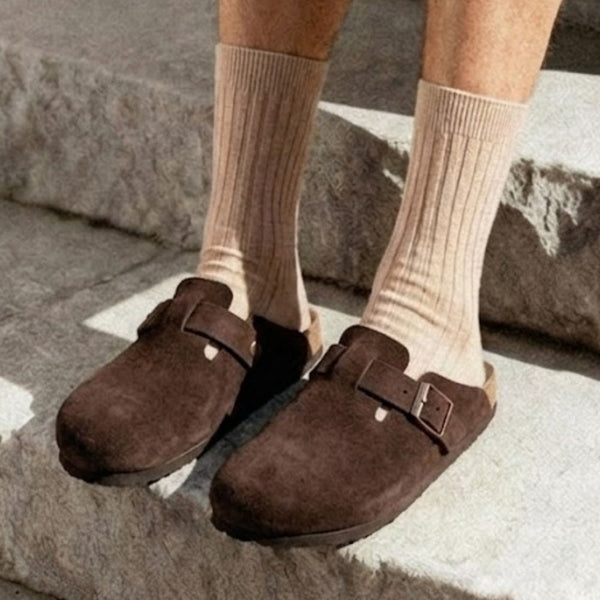Đi biển hay lội suối mà mang giày thì thua! Một đôi dép Mules hay Two-strap êm ái mới là chân ái.