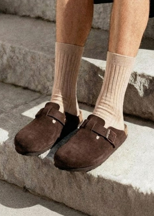 Đi biển hay lội suối mà mang giày thì thua! Một đôi dép Mules hay Two-strap êm ái mới là chân ái.