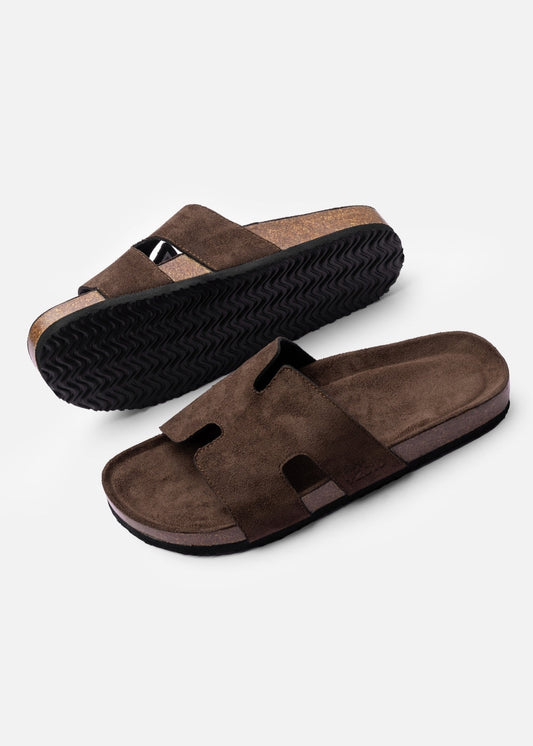 Giải Mã Dép Đế Trấu #Y2010: Khi Công Nghệ "Ghi Nhớ Khuôn Chân" Lên Ngôi.