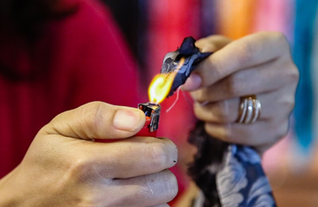 Cách phân biệt lụa thật và lụa giả bằng cách đốt.