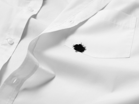 Cách tẩy vết mực bút bi trên áo trắng.