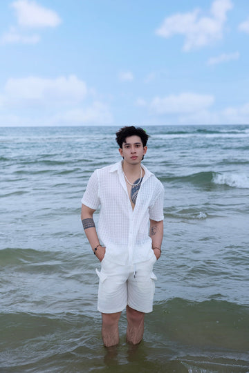 Đi biển mặc gì? Gợi ý quần short và áo sơ mi họa tiết.