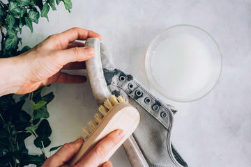 Giặt giày vải canvas (vải bố) sao cho không bị ố vàng?