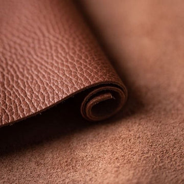 Phân biệt ví da bò thật và da bò Ý (Nappa) tại YaMe: Chất liệu nào đáng tiền hơn?