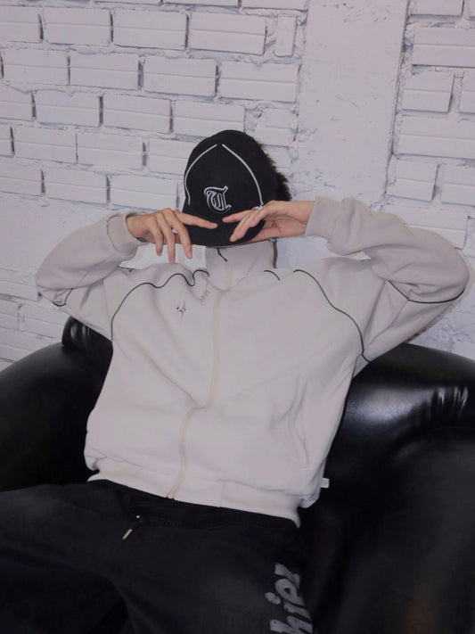 Phong cách Streetwear bụi phủi: Mẹo phối đồ cực chất với nón Trucker lưới và Snapback.