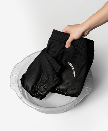 Quần Jean mới mua về có nên giặt ngay không? Cách giữ màu lần giặt đầu.