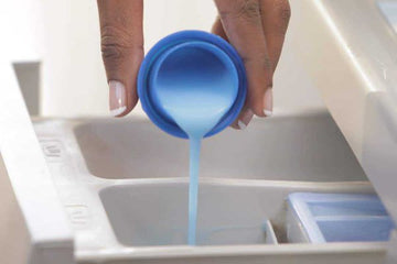 Sai lầm kinh điển khi dùng nước xả vải khiến đồ mau hư.