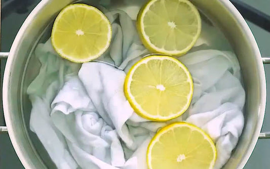 Tẩy vết ố vàng ở vùng nách áo sơ mi/áo thun trắng.