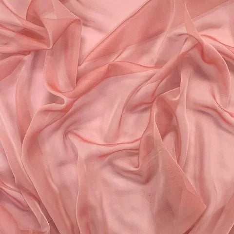 Vải Chiffon (Voan) - Mềm mại, bay bổng nhưng dễ xước.