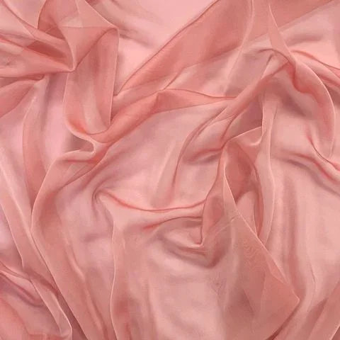 Vải Chiffon (Voan) - Mềm mại, bay bổng nhưng dễ xước.