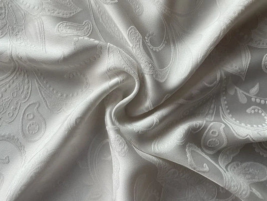 Vải Jacquard (Gấm) - Hoa văn dệt trực tiếp lên vải.