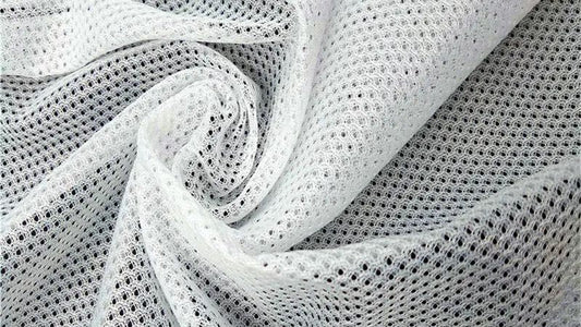 Vải lưới (Mesh) và ứng dụng làm lớp lót thoáng khí.