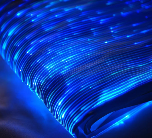 Vải phát sáng (Luminous fabric) trong bóng tối.