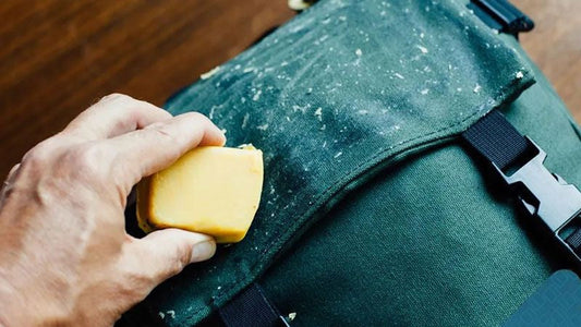 Vệ sinh balo laptop thế nào để không hư form và lớp chống sốc?