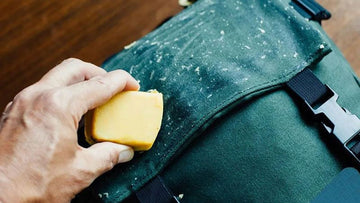 Vệ sinh balo laptop thế nào để không hư form và lớp chống sốc?