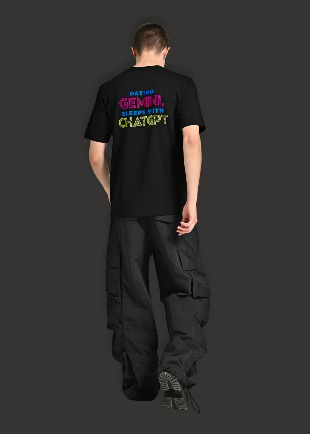 Nam thanh niên Streetwear áo thun oversize đen in sci-fi cyberpunk trước rạp chiếu phim neon