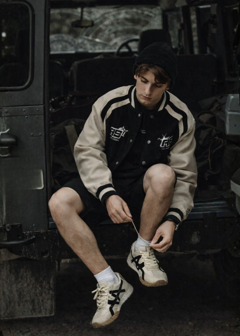 Áo Khoác Bomber Nhung Tăm DurableTex™ Phối Màu Vải Dày Dặn Đứng Form The No Style 042 Màu Đen Be Dáng Rộng Rãi F4