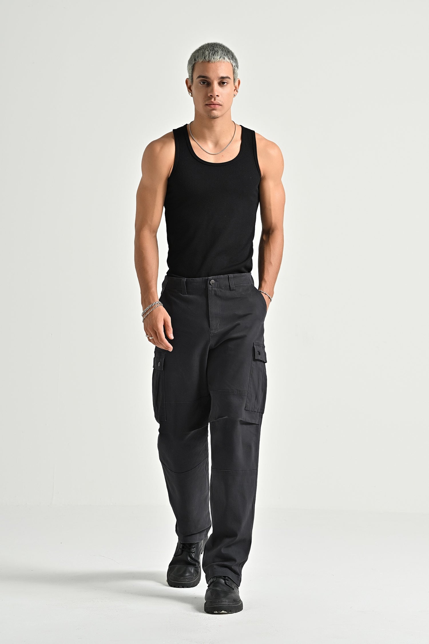 The Worker 009 Xám Đậm.jpg